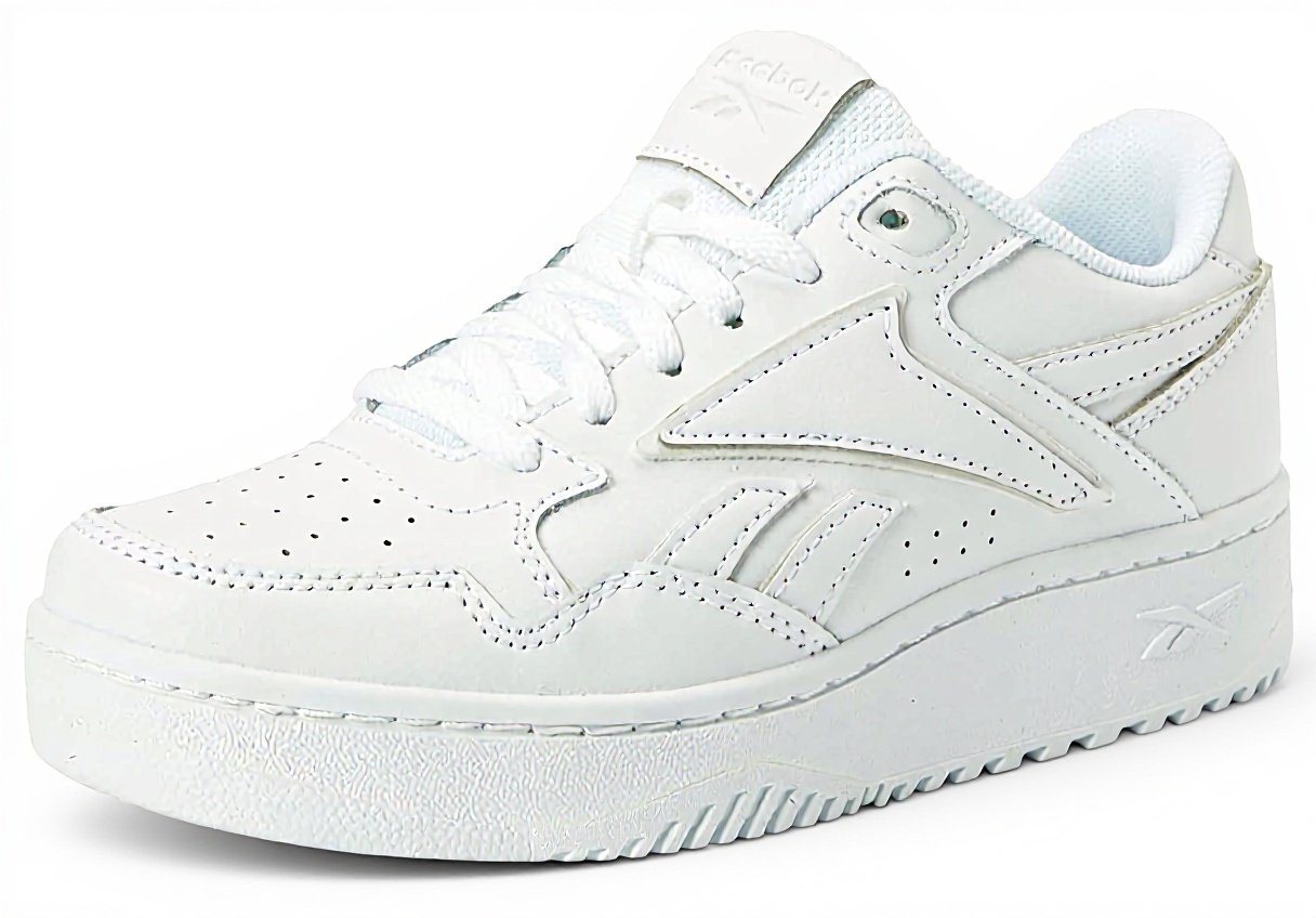 Reebok ATR Chill sneaker in bianco su sfondo neutro