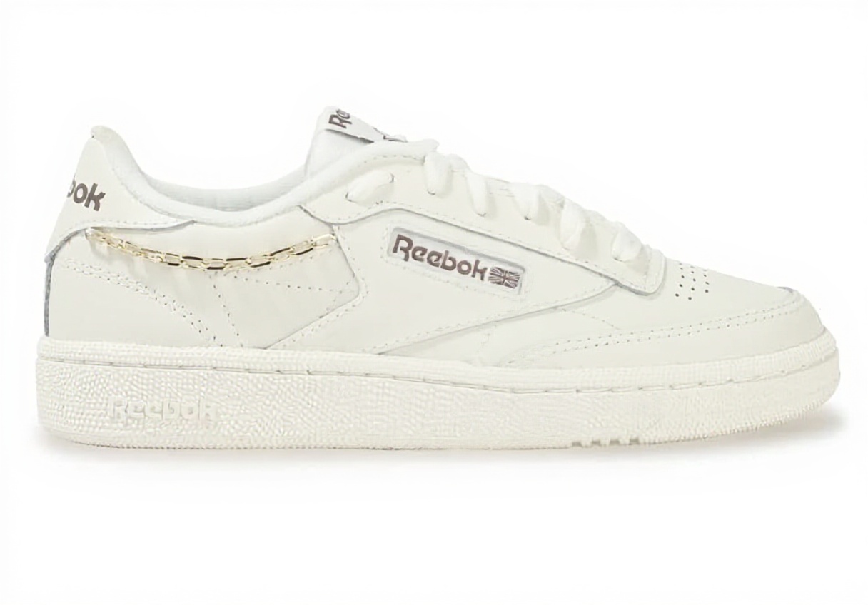 Reebok Club C 85 Sneaker donna in colore Chalk Mah Goldmt su sfondo neutro