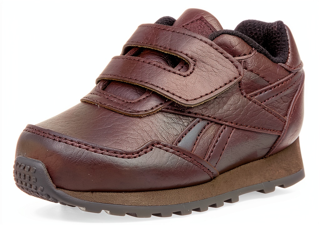 Bambino che indossa le scarpe Reebok bambino su un parco giochi, vista laterale